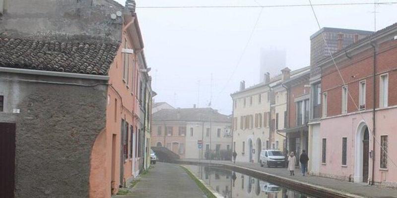 Petardi negli androni di casa a Comacchio, fermato gruppo di minorenni