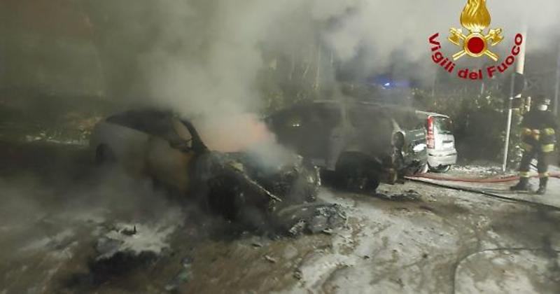 Incendio nella notte a Gualdo Tadino, autovetture in fiamme. Sul posto i vigili di fuoco