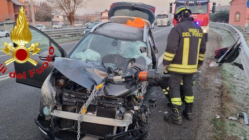 Incidente sulla via Emilia a Secugnago: donna resta incastrata fra le lamiere dell’auto