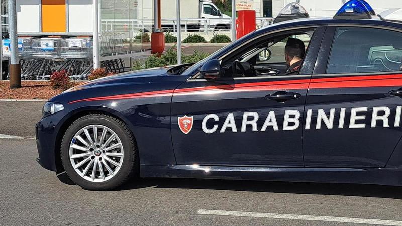 Reggio Emilia, tenta furto di vini e aggredisce le guardie giurate