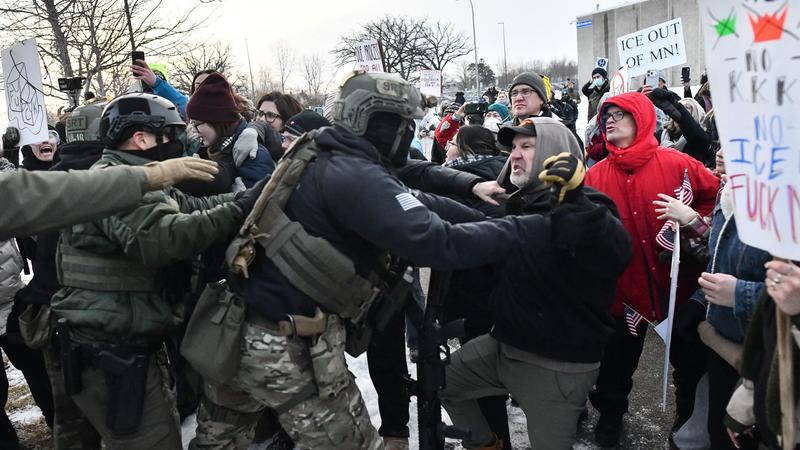 Minneapolis, monta la protesta dopo l’uccisione della 37enne Nicole Good. Il sindaco agli agenti Ice: “Via da questa città” /