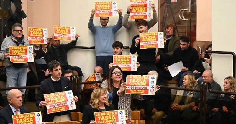 Aumento Irpef, respinta la mozione dell'opposizione sul ritiro della manovra. Il centrodestra protesta coi cartelli in aula