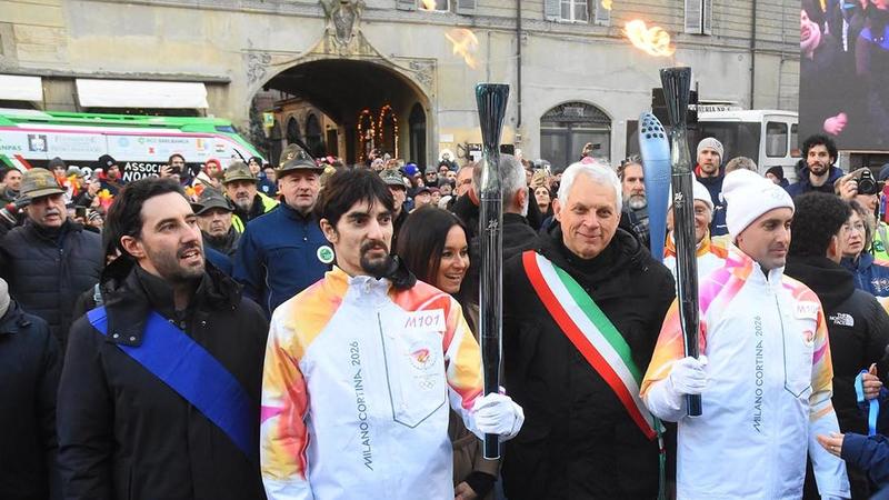 Fiamma olimpica a Reggio Emilia: un Tricolore di 32 metri saluta il simbolo olimpico