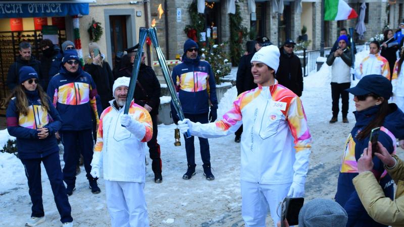 Fiamma olimpica in Appennino, folla a Sestola per i tedofori