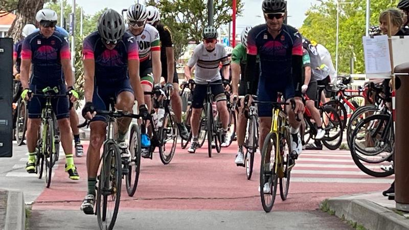 Ciclisti, cosa cambia: luci, casco, numero di telaio e regole di circolazione. L'esperto spiega le novità in arrivo