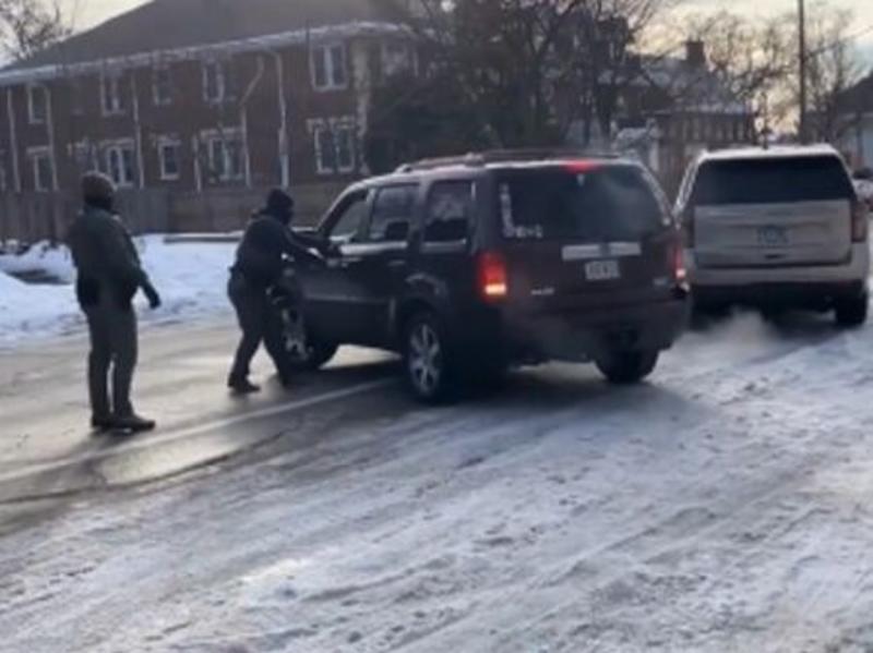 Имат ли право властите да стрелят? Вижте видео от инцидента в Минеаполис