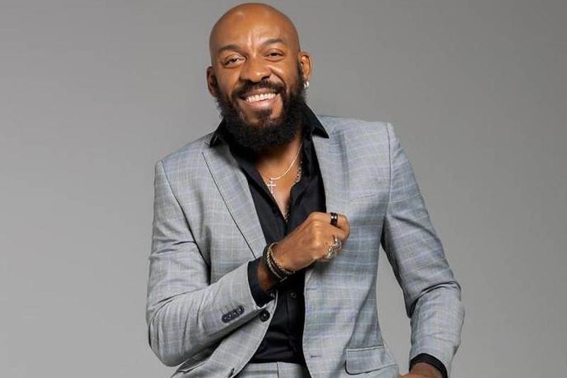 Almirzinho homenageia o pai Almir Guineto, em show, no Rio