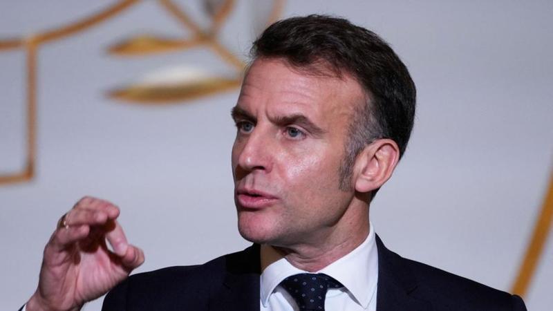 Macron, duro discorso contro gli Usa: «Da loro aggressività neocoloniale, si stanno allontanando da alcuni alleati e dalle regole internazionali»