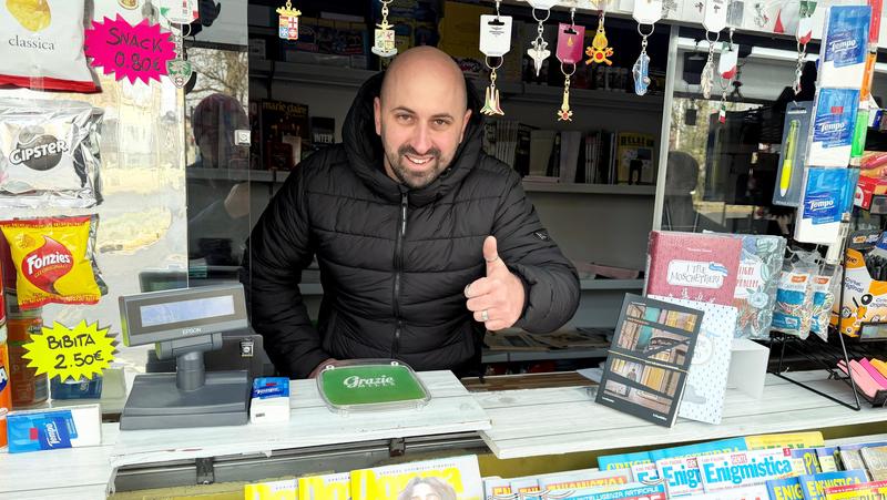 A Pavia rinasce l’edicola di Borgo Ticino grazie a Michael Lombardo: “Mi sveglio all’alba, ma sono felice di offrire un servizio alla comunità”
