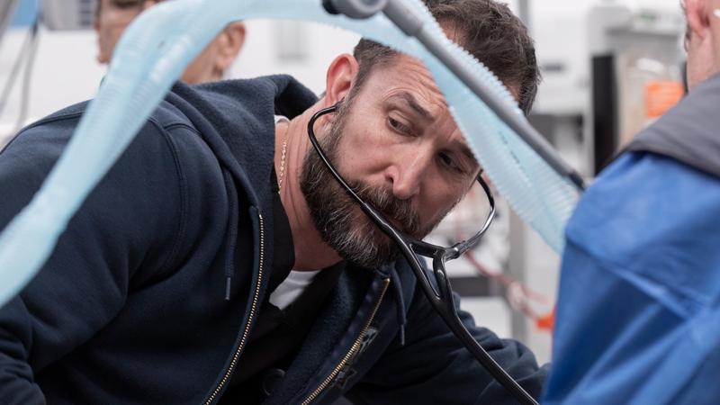 Streaming | Noah Wyle in „The Pitt“: Medizinische Realität ohne Heldenmythos