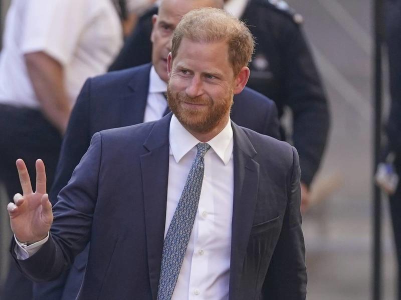 “Non sono una banca”. Le provocazioni di Harry e Meghan contro Elisabetta II e Carlo III