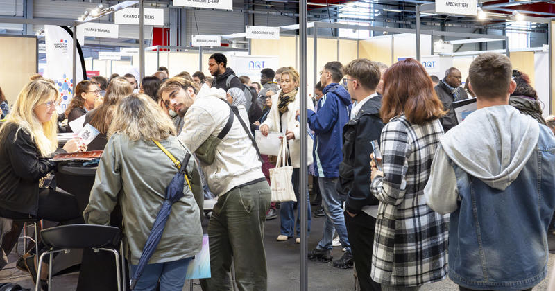 Contrat d’engagement jeune : un avant-goût du flicage des allocataires du nouveau RSA