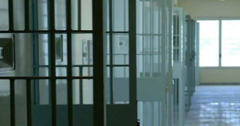 Distrugge il braccialetto antistalking e si allontana di nuovo da casa: dagli arresti domiciliari finisce in carcere