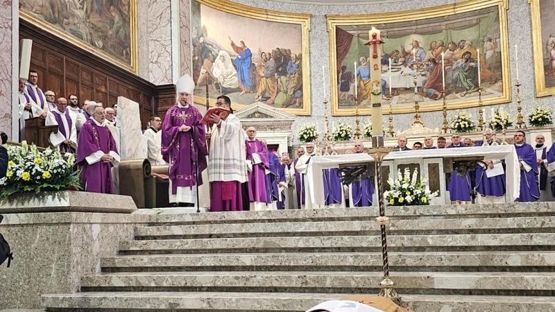 Funerali del vescovo Nogaro, Battaglia:Â Â«Profeta di amore, ha abitato il VangeloÂ» All'uscita la gente ha intonatoÂ Â«Bella CiaoÂ»