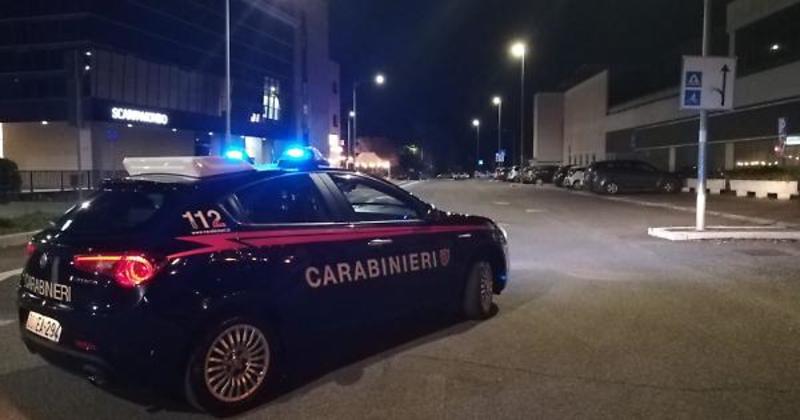 Tentano di rapinare un giovane in centro e lo accoltellano. Arrestati dai carabinieri due minorenni