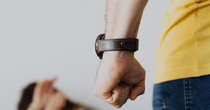 Maltratta i familiari pretendendo i soldi per alcol e droga. Aveva già tentato di soffocare il padre: scatta il divieto di avvicinamento