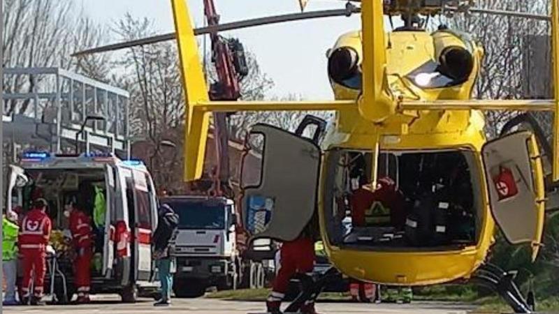 Incidente sul lavoro: gravissimo operaio di 32 anni colpito alla testa mentre smonta le strutture metalliche
