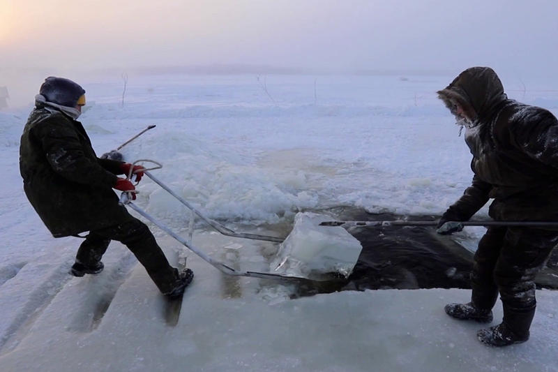«Ледяной промысел»: как жители Якутии заготавливают на зиму «бутилированную воду»