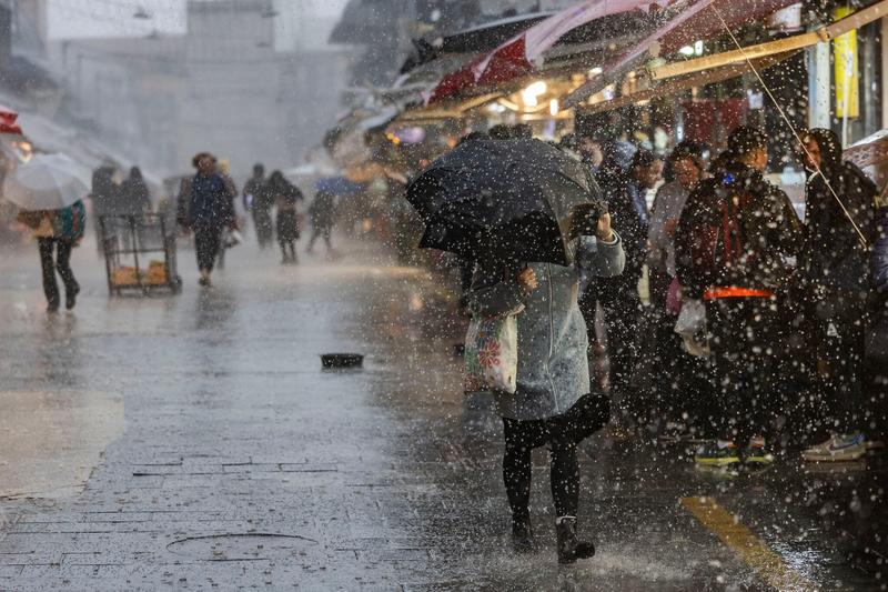 Powerful storm kills kitesurfer; plane reportedly hit by lightening, lands safely