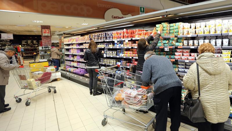 Perché si torna a parlare dei supermercati chiusi la domenica