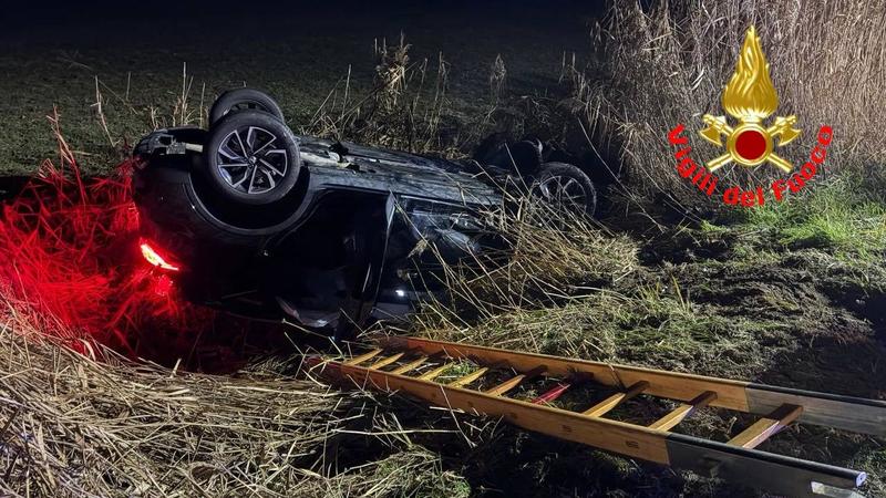 Lodi, incidente tra due auto: una finisce nel fosso, tre feriti tra cui una bimba di 4 anni