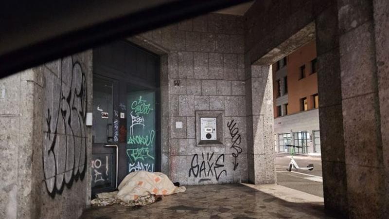 L’emergenza freddo a Bergamo: «Dormitori stracolmi. C’è chi resta in strada»