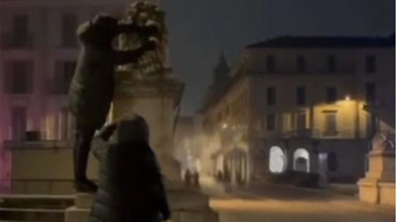 Il petardo infilato in bocca al Leone la notte di Capodanno a Monza: i filmati incastrano i baby vandali