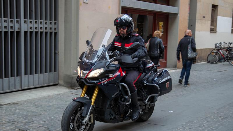 Rubano al negozio dell’Outlet, aggredita una guardia giurata: nei guai 3 donne