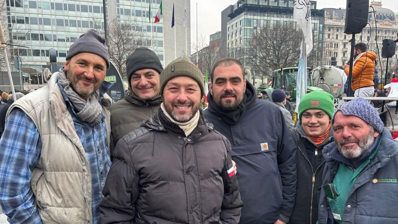 Protesta del latte versato davanti al Pirellone, i trattori contro ‘Mercosur’: “Fermate quell’accordo”