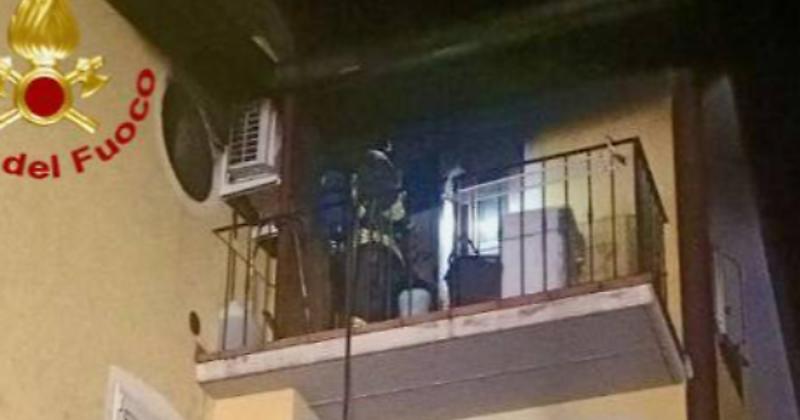 Fiamme nella mansarda di una palazzina: trasportata in ospedale la persona all'interno. È in buone condizioni
