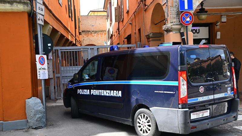 Tensione al Pratello, detenuto tenta di abusare di una poliziotta. “È sotto choc”