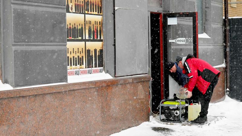 Kiev di nuovo senza acqua, luce e riscaldamento con -16 gradi. Londra: 230 milioni di euro per truppe in Ucraina