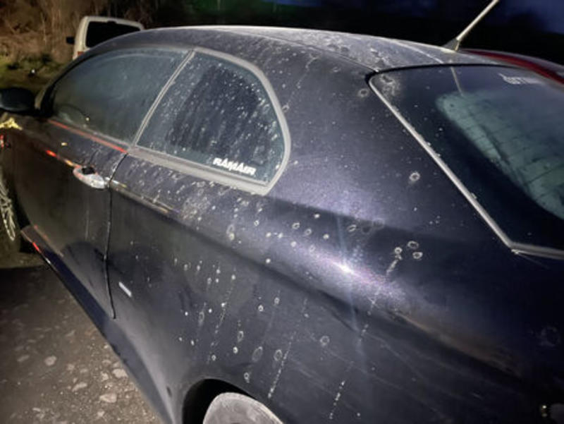 Що за селско изпълнение? Автомобили в Сарафово осъмнаха залети с пастет, олио и брашно