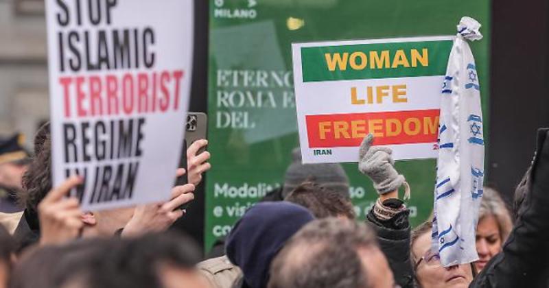 Sono già oltre 200 i morti per mano del regime dell'ayatollah Khamenei, che non sembra voler mollare la presa e aumenta la repressione