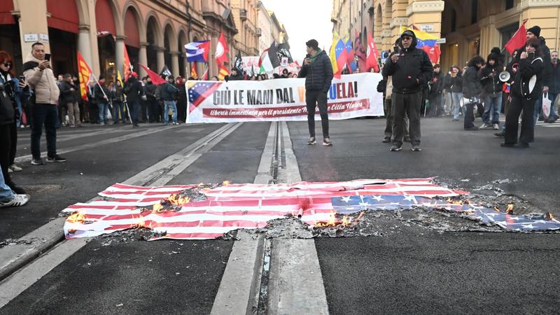 Venezuela, il corteo pro Maduro brucia la bandiera americana