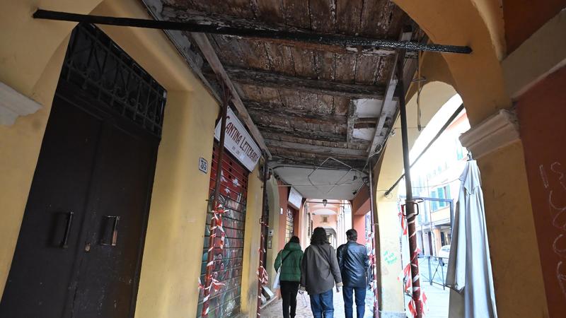 Paura in via Mascarella a Bologna: cede il soffitto del portico