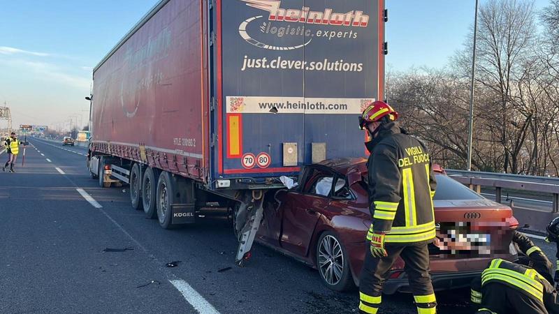 Auto finisce sotto un camion in A14: muore un bolognese. Code in autostrada