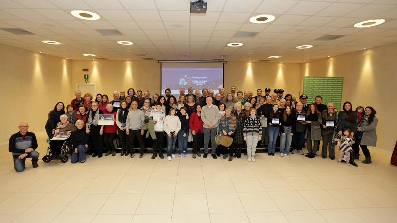 ‘Vota il tuo presepe’, vince l’opera di via Parisio: “Coi sassi di piazza Maggiore e i cantieri del tram”