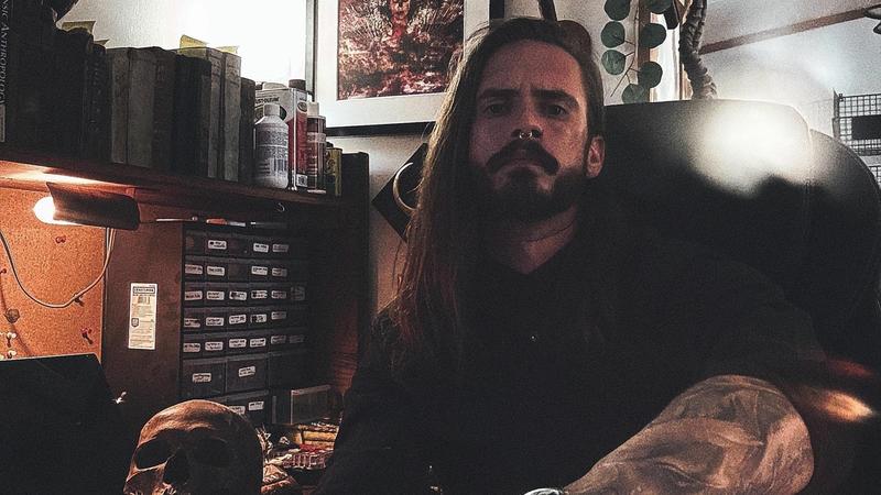 Scoperto un collezionista di ossa umane. “Ha svuotato 26 tombe”. Rivendeva i teschi online