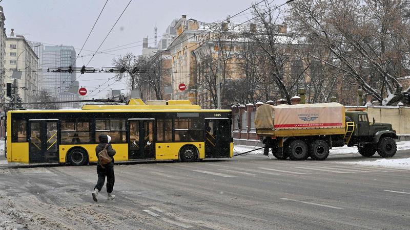 “Seimila soldati per Kiev”. Macron presenta il piano francese. E Londra stanzia 230 milioni