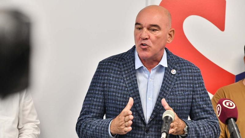 SRCE: Ćacilend sklonjen s kolovoza zbog EU parlamentaraca, u parku kriminalci i dalje štite Vučića