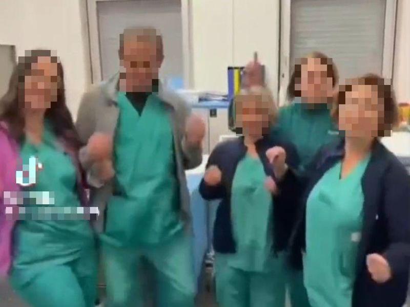 Video |Ospedale di Salerno, gli infermieri ballanonell'anticameraÂ della sala operatoria