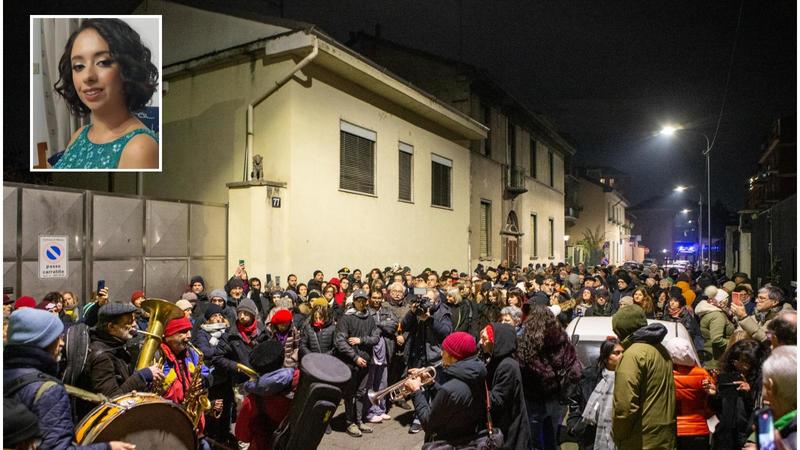 Un fiore per Aurora Livoli, stuprata e strangolata a Milano. Centinaia in strada e un’unica richiesta: “Stop ai femminicidi”