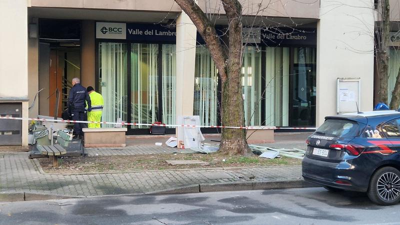 Bancomat fatto esplodere a Macherio: i ladri fuggono con il bottino