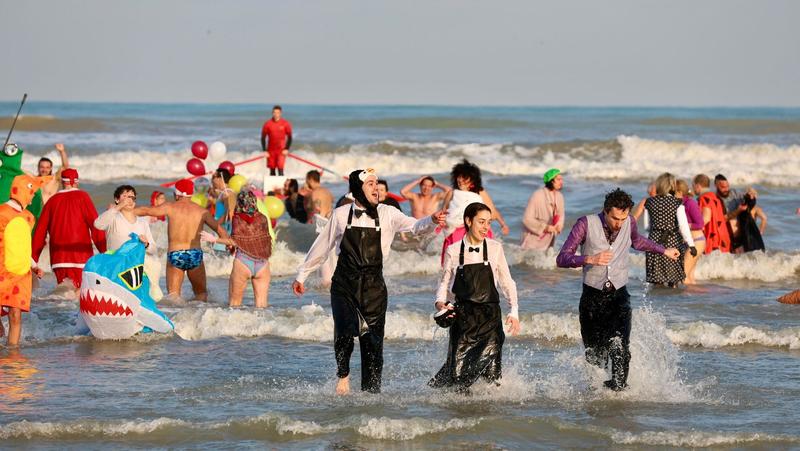 Tuffo della Befana, 78 temerari a Tagliata tra dinosauri e Babbi Natale