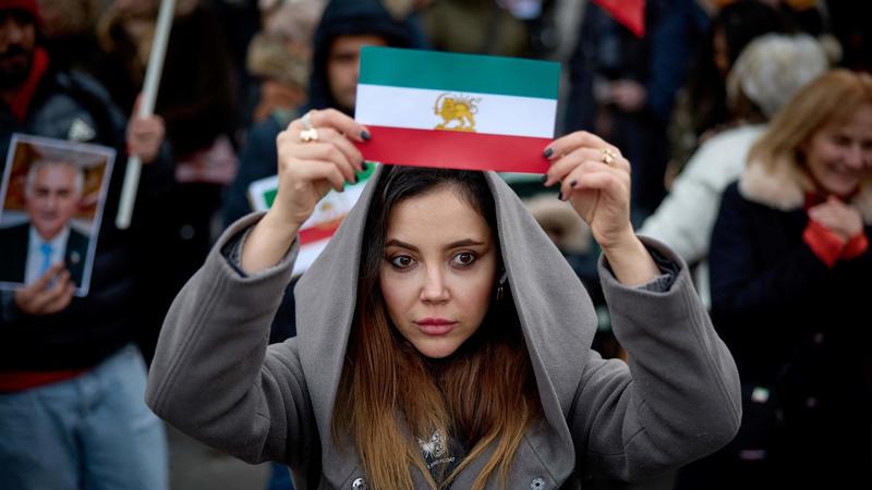 Cosa sta succedendo in Iran e cosa c’è dietro alle proteste. Il ruolo del figlio dello scià