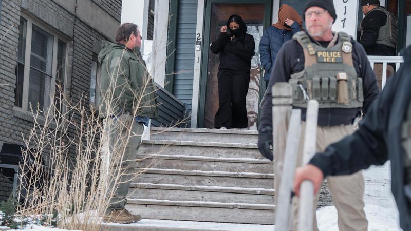 Noem insiste: “A Minneapolis terrorismo interno. L’agente dell’Ice si è difeso”. Ma le manifestazioni continuano: “Sono assassini”