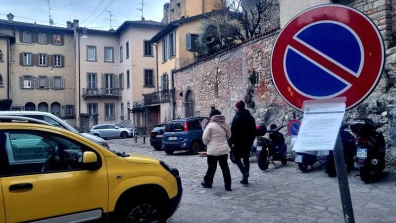 Città Alta, via le auto da piazza Angelini: da lunedì il cantiere