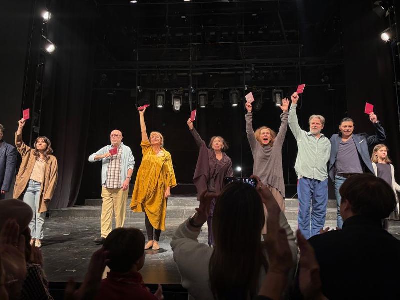 Studentski indeksi na kraju 100. izvođenja predstave Vrat od stakla