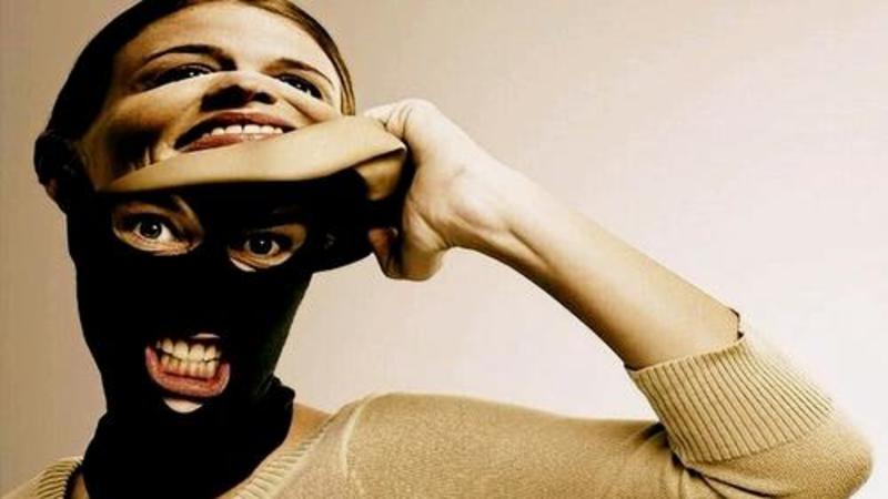 «Дама в белом, из таинственной, превратилася в обычную, многим сударям известную, даму, не совсем приличную»